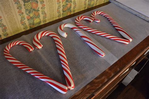 Making Candy Canes The Old-Fashioned Way at Nelson’s Candy Kitchen in ...