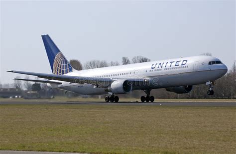 United boeing 767 takeoff editorial stock image. Image of aircraft ...