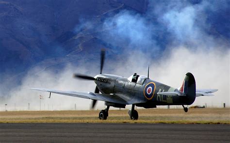 Supermarine Spitfire fighter plane image - Free stock photo - Public ...