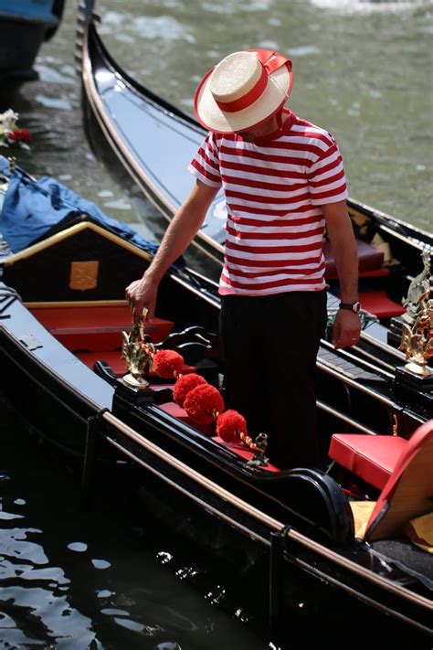 Venetian Gondola: history and curious facts about the symbol of Venice ...