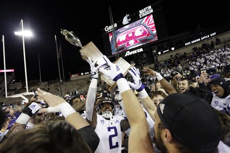 Huskies plant Apple Cup victory in Pullman, 51-33 - The Columbian