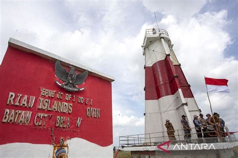 Pemasangan Bendera Merah Putih di perbatasan Indonesia-Singapura ...