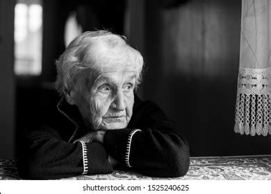 479 imagens, fotos stock, objetos 3D e vetores de Sad old mother with ...