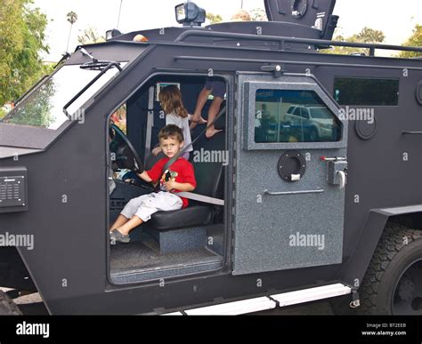 Los niños juegan en el vehículo de asalto blindados de la policía ...