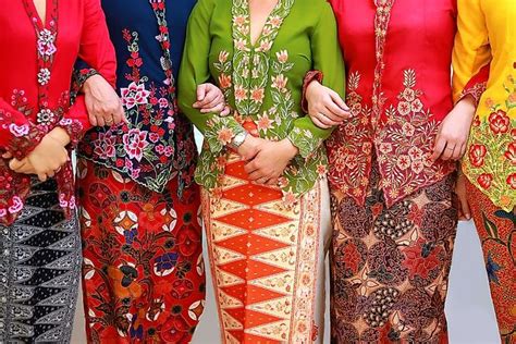 Indonesian Traditional Clothing | Traditional outfits, Clothes, Silk ...