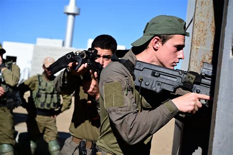 Poll: Almost half of Jewish Israelis support making IDF a professional ...