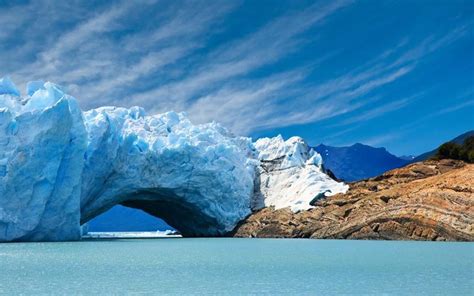 in Z news: Tourist captures dramatic ice bridge collapse