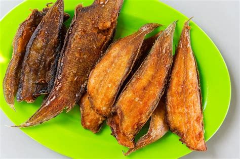 Premium Photo | Fried tonguefishes (indonesian ikan lidah) are flatfish ...