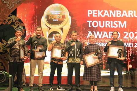 Pj Wali Kota Pekanbaru Beri Penghargaan Tourism Award 2023 ke Belasan ...