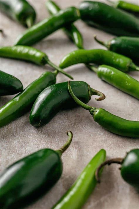 Serrano Peppers vs Jalapeño Peppers: What's The Difference? - Savory ...