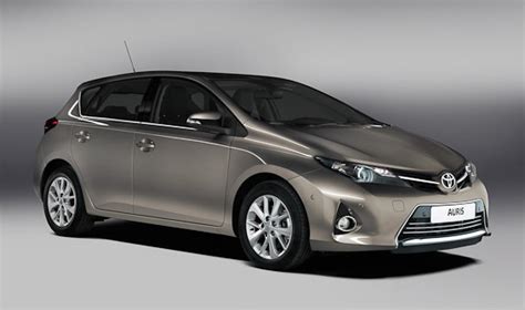 Toyota auris grey front three quarters