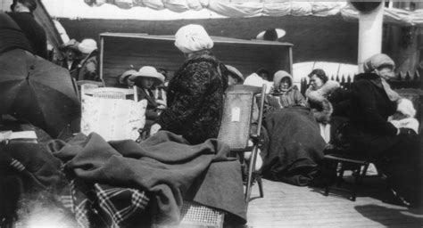 File:Titanic survivors on the Carpathia, 1912.jpg - Wikimedia Commons