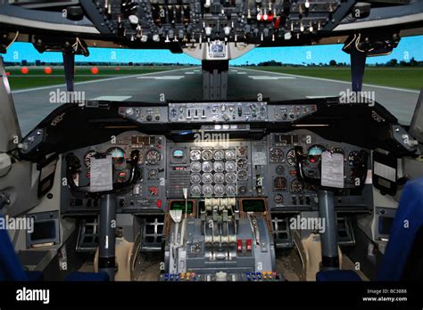 Boeing 747 Jumbo Jet Airliner Cockpit Flight deck Training Simulator ...