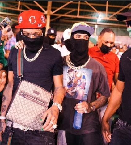 ¡Anuel AA y Rochy RD están en pelota! visitan el Estadio Tetelo Vargas