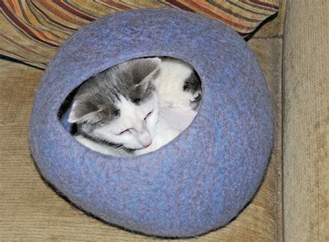 How to Make a Wet Felted Cat / Kitten Cave/ a Free Tutorial | FeltMagnet