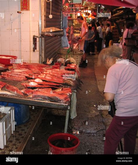 Open air food market in Hong Kong Stock Photo - Alamy