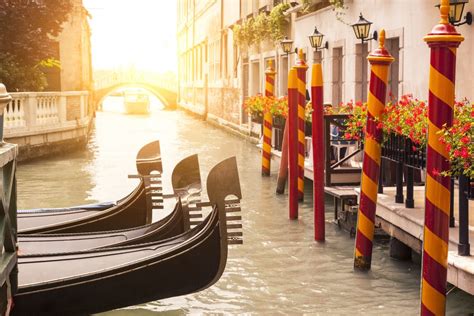 Venetian Gondola: history and curious facts about the symbol of Venice ...