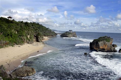 Objek Wisata Pantai Kukup Yogyakarta | Travel Guide