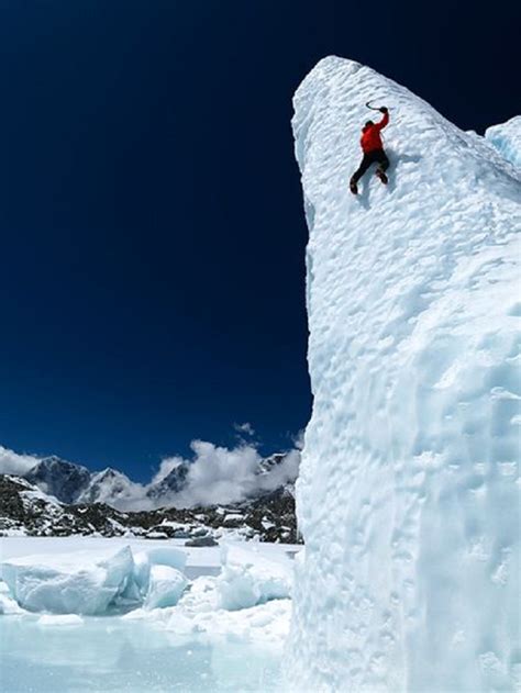 Mountaineering at Mount Everest, Himalaya | The Holidays