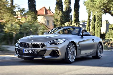 The new BMW Z4 M40i Roadster in color Frozen Grey II metallic and 19" M ...