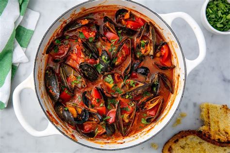 Mussels With Tomatoes & Garlic Are Vacation In A Pot | Receta | Recetas ...