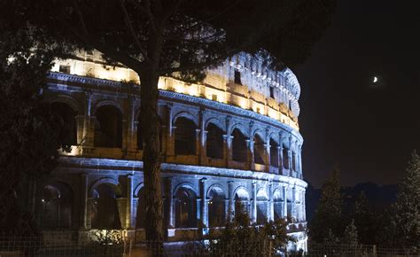 File:The Colosseum at night, Rome - 2141.jpg - Wikimedia Commons