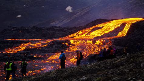 Iceland's Erupting Volcano: Rivers of Lava and 30,000 Earthquakes ...