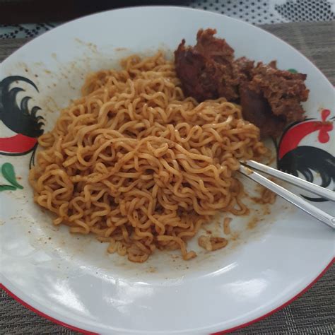 Indomie rendang pake rendang biar nendang : r/indonesia