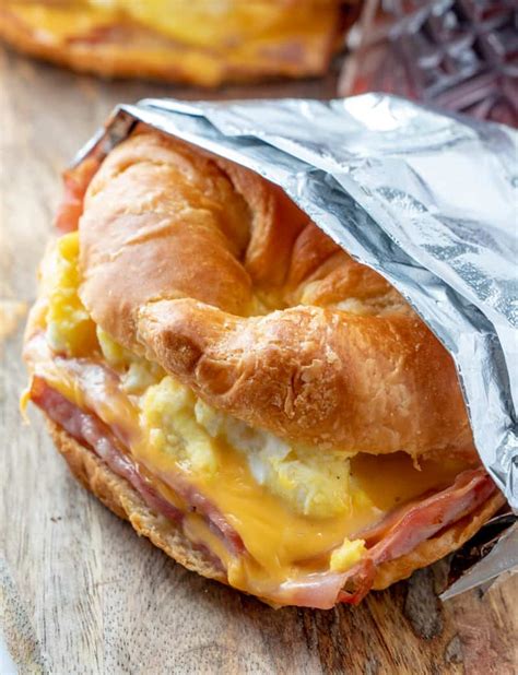 EASY CROISSANT BREAKFAST SANDWICHES - Recipes My Era