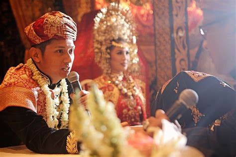 Traditional Minang Wedding by Buchyar - www.thebridedept.com | Kebaya ...