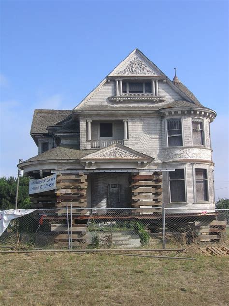 Redman House Waits for Renovation | House, House styles, Victorian ...