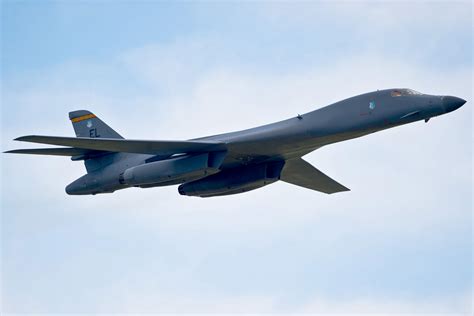 B-1B LANCER: Unveiling the рoweг and Speed of America's Supersonic Jet ...