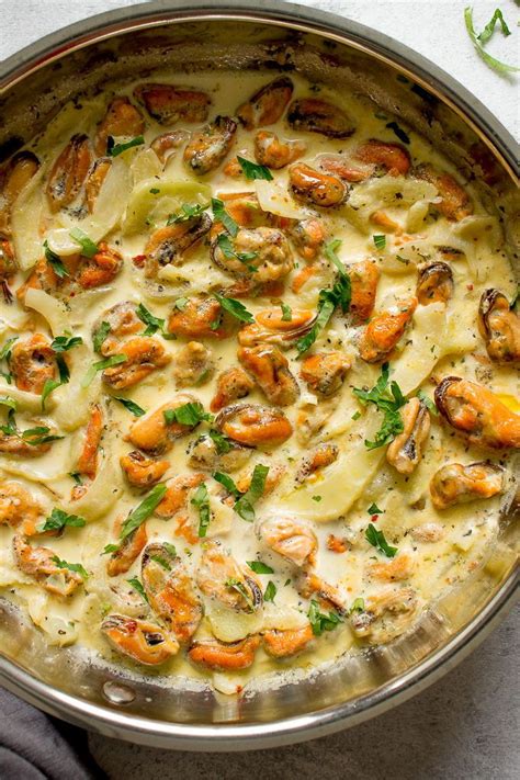 Mussels In A Creamy Garlic Sauce is a quick, flavorful and comforting ...