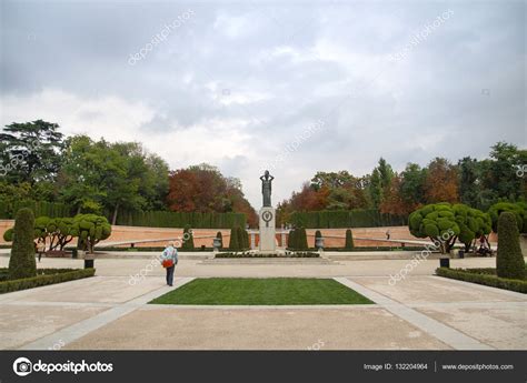 El Retiro park, statue in Madrid, Spain – Stock Editorial Photo ...