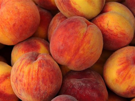 How to Pick the Best Peaches | SELF