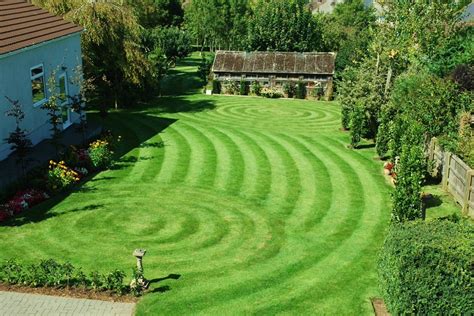 Six Cool Lawn Mowing Patterns - greeniq.co