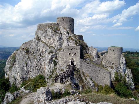 Srebrenik Castle, Bosnia and Herzegovina. [1600x1070] : r/Castleporn