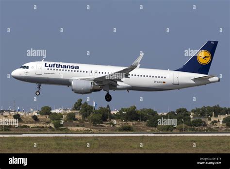 Lufthansa Airbus A320 landing runway 31 Stock Photo - Alamy