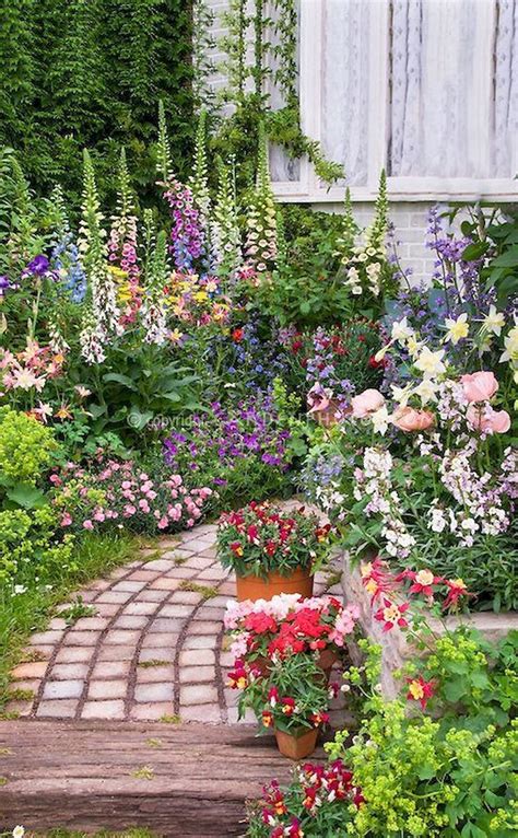 32 Lovely Flower Garden Design Ideas To Beautify Your Outdoor - HOMYHOMEE