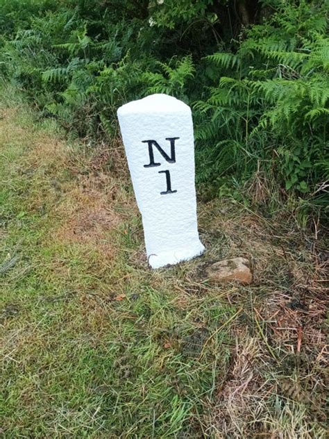 Old milestone © Karl Logan cc-by-sa/2.0 :: Geograph Britain and Ireland