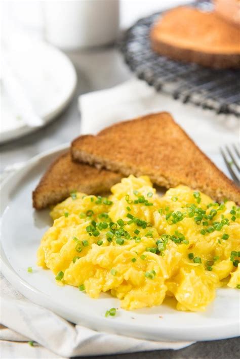 Perfect Scrambled Eggs (1 Minute Scrambled Eggs) - The Flavor Bender