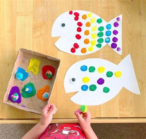 Pom Pom Stamp Rainbow Fish 🐠 🌈 Poms poms and paint make the cutest ...