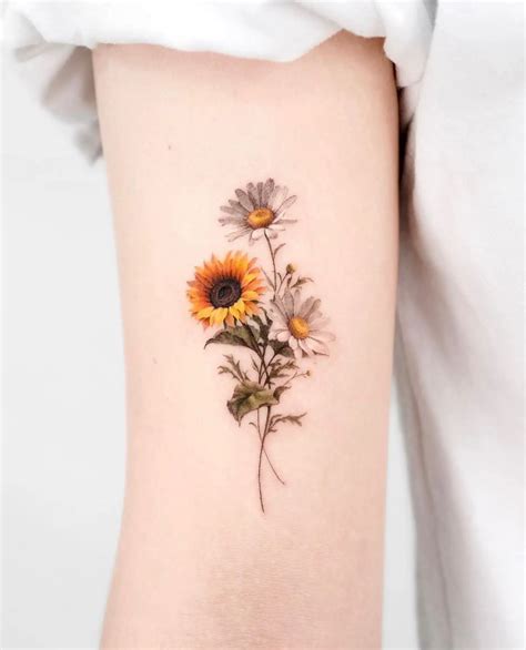 Details more than 59 minimalist daisy tattoo best - in.cdgdbentre