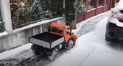 Miniature Unimog snow plow seems to be great fun - Happy With Car