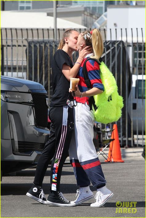 JoJo Siwa Gets a Kiss From Girlfriend Kylie Prew After 'Dancing With ...