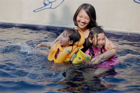 Simak Keuntungan dan Kerugian Mengajarkan Anak Berenang Menggunakan ...