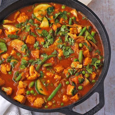 Tomato vegetable curry with crispy tofu - Vegan with Gusto