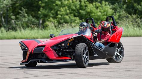 Polaris Slingshot 2015 : Three-Wheel Oddball Wonder