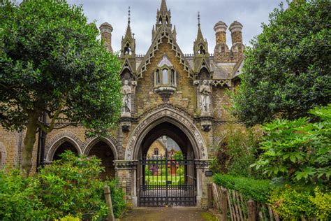 Highgate Cemetery London • Tourist Attraction London