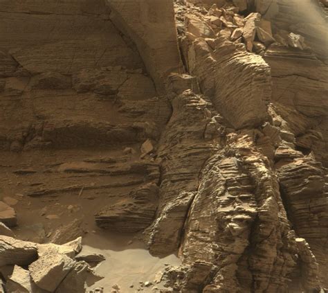 Mars rover Curiosity views spectacular layered rock formations